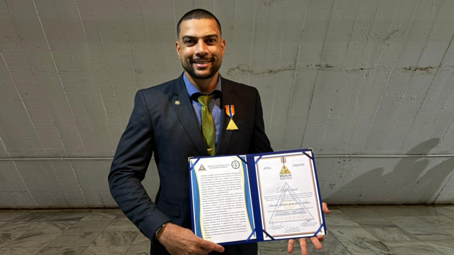 Jornalista Cláudio Ulhoa recebe Medalha da Defesa Civil
