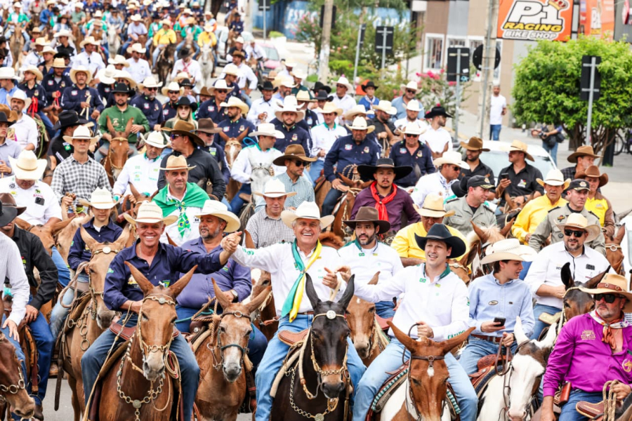 “Os muladeiros mantêm viva uma tradição que atravessa gerações”, afirma Daniel Vilela durante desfile do 3º Encontro Nacional de Comitivas
