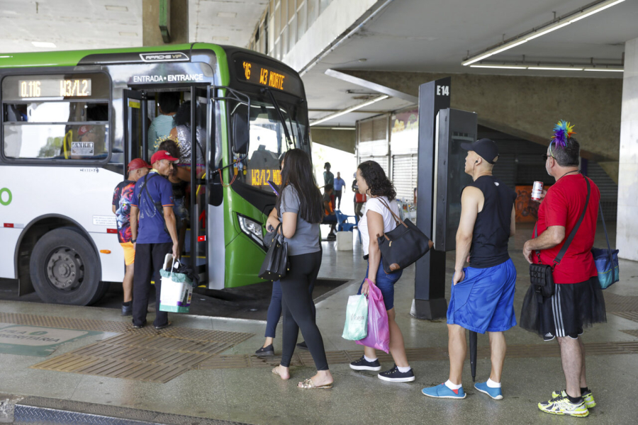 Rodoviários fecham acordo e paralisação dos ônibus é cancelada no Distrito Federal