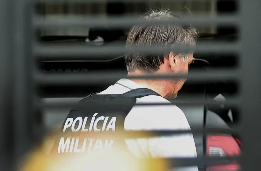 Bolsonaro troca tornozeleira eletrônica durante prisão domiciliar em Brasília