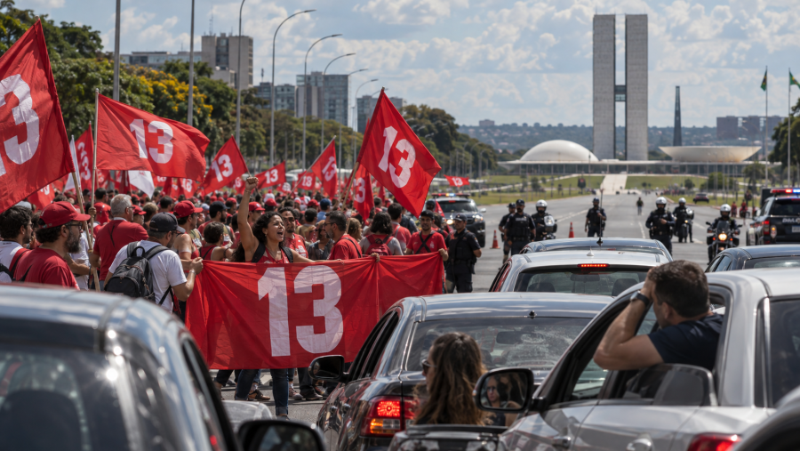 Manifestação ligada ao PT bloqueia trânsito no Eixo Norte e gera denúncias de adesivagem de veículos sem autorização